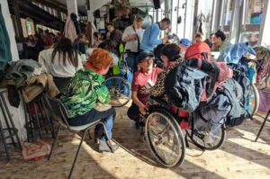 Die Bunten Begegnungen sind eine Veranstaltungsreihe zum Kennenlernen, Tanzen, Singen, Spielen und Spaß haben. Die Veranstaltungen sind für junge Menschen mit Behinderung. Am beliebten Badeschiff am Wiener Donaukanal. Und bald auch in NÖ und Bgld.