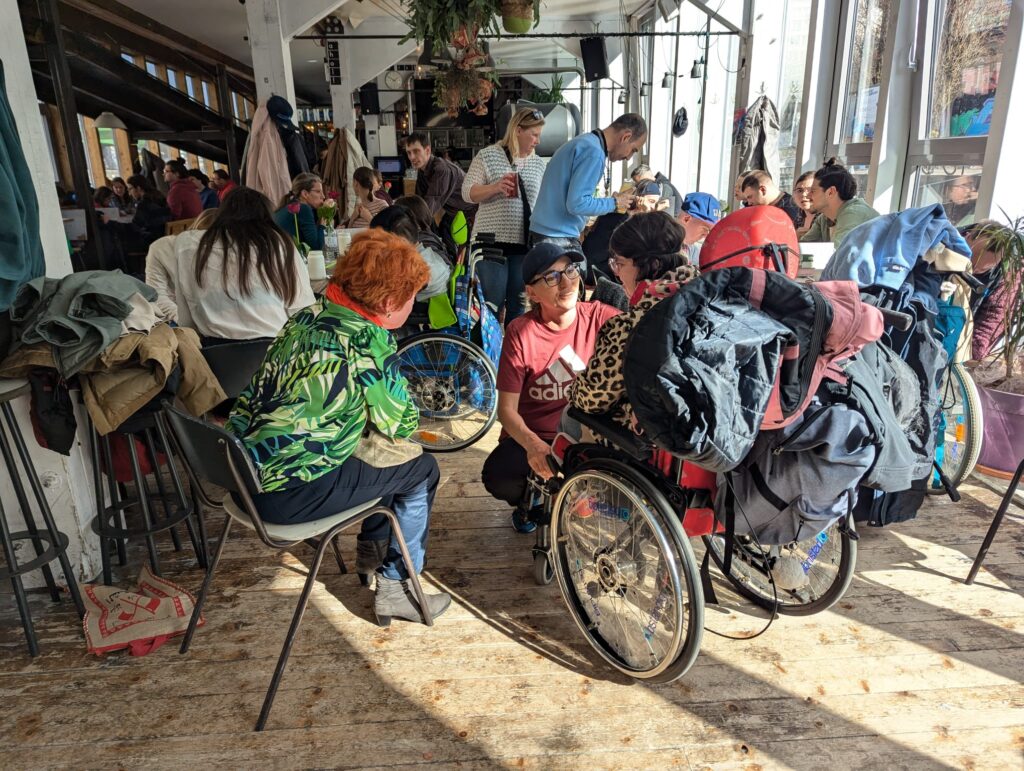 Menschen mit und ohne Behinderung feiern bei den Bunten Begegnungen.