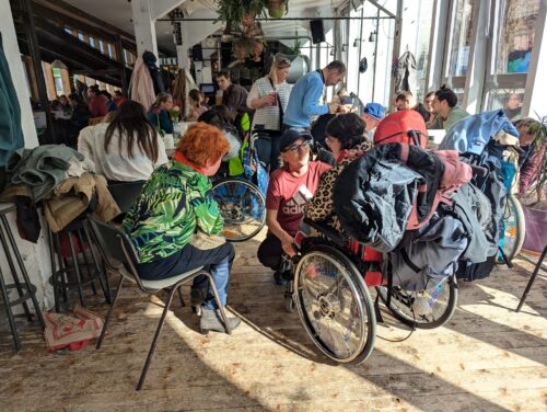 Menschen mit und ohne Behinderung feiern bei den Bunten Begegnungen.